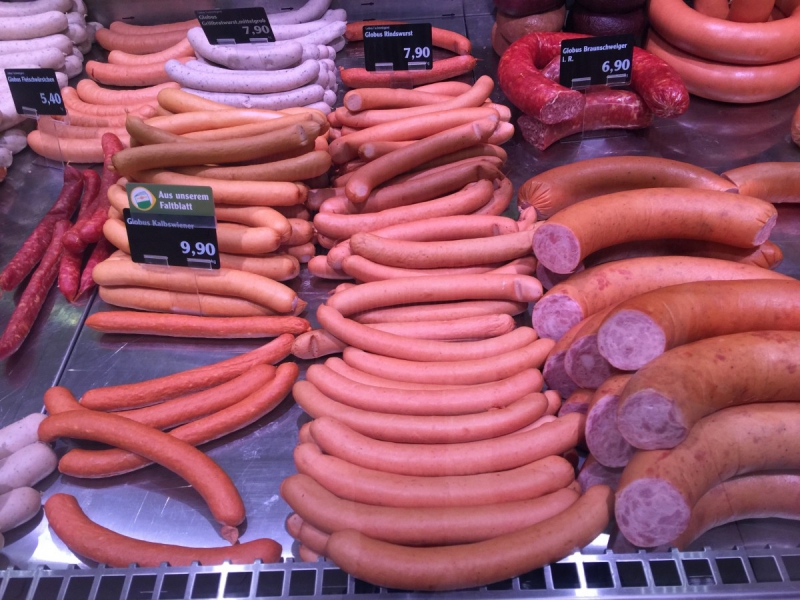 charcuterie-AURIBEAU SUR SIAGNE-min_sausages_meat_butchery-1069321